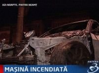 Piatra Neamţ. Maşină incendiată în centrul oraşului <font color=red>(VIDEO)</font>