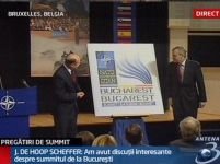 Băsescu şi Scheffer au dezvelit logo-ul summit-ului NATO