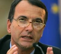 Frattini ar putea părăsi Bruxelles-ul, pentru a-l susţine pe Berlusconi
