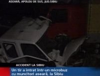 Sibiu. Un tir a intrat într-un microbuz cu muncitori <font color=red>(VIDEO)</font>

