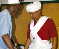 Scandal în SUA. Hillary arată o fotografie cu Obama, îmbrăcat ca un musulman 