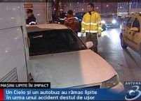 Două maşini au rămas lipite în urma unui accident în Capitală <font color=red>(VIDEO)</font>