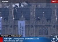 Protest Greenpeace pe clădirea Parlamentului din Londra