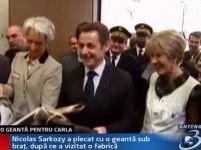 Sarkozy a gafat din nou: a furat o poşetă, pentru Carla <font color=red>(VIDEO)</font>