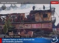 Azuga. Cabana Sorica a fost distrusă de un incendiu <font color=red>(VIDEO)</font>