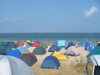 În Vama Veche ar putea fi interzise şezlongurile de plastic şi barurile pe plajă