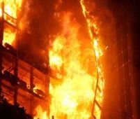 Incendiu devastator într-un complex comercial din Bacău