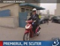 Călin Popescu Tăriceanu a venit la Guvern cu scuterul <font color=red>(VIDEO)</font>