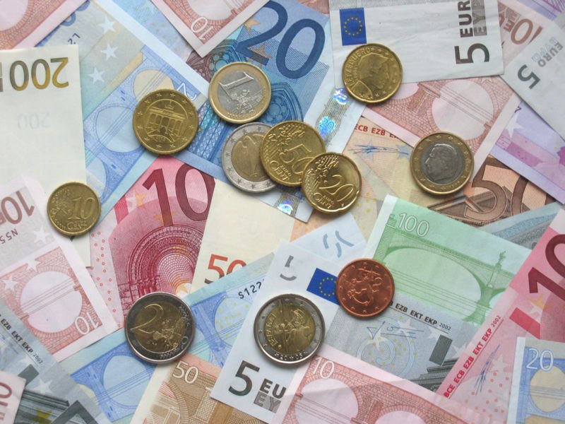Leul a cunoscut o nouă depreciere faţă de euro