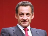 Din nou ?pe picior greşit?. Sarkozy a fost prins uitându-se în decolteul unui manechin <font color="red">(VIDEO)</font>