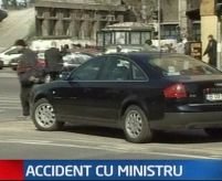 O maşină în care se afla ministrul de Interne a accidentat o fată