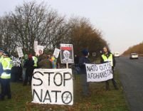 Mai mulţi militanţi pacifişti au încercat să pătrundă în sediul NATO de la Bruxelles