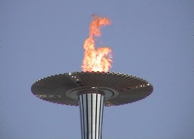 Flacăra olimpică a fost aprinsă. Ceremonia a fost umbrită de protestele tibetanilor