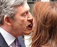 Giugiuleală ?a la Sarkozy? sau sărut scârbit like Mr. Brown <font color=red>(FOTO)</font>