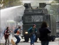 Chile. 30 de tineri au fost arestaţi la Santiago în urma unui protest violent