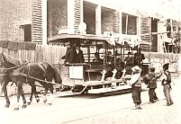Primul tramvai tras de cai din România a fost expus în Piaţa Libertăţii din Timişoara