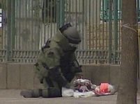 Isteria NATO: O pungă de gunoi a pus pe jar pirotehniştii, jandarmii şi televiziunile <font color=red>(FOTO)</font>