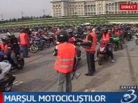 Marş pe două roţi în Bucureşti în cadrul campaniei "Motocicliştii există în trafic"