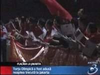 Flacăra olimpică a sosit în Indonezia. Manifestaţie protibetană, dispersată la Jakarta