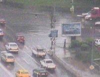 Străzi inundate, copaci doborâţi şi trafic blocat, în urma furtunii din Bucureşti 