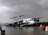 Fără despăgubiri pentru pasagerii avionului avariat pe Otopeni, pentru că nu au fost răniţi 