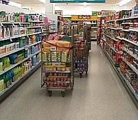 Supermarketurile din Marea Britanie ar putea furniza informaţii Guvernului despre imigranţii est-europeni