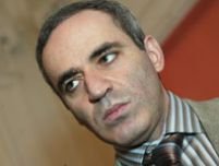 Rusia. Kasparov, atacat cu o fumigenă, în centrul Moscovei