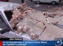 Şase maşini distruse în urma prăbuşirii gardului unui spital din Bucureşti