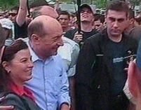Traian Băsescu a participat la hora de la Leamna, judeţul Dolj