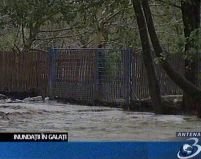 Ploile fac ravagii în Galaţi. 300 de case au fost afectate de inundaţii <font color=red>(VIDEO)</font>