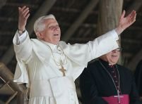 Papa Benedict a căzut în timpul slujbei de Rusalii