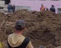 Tragedie în cartierul Colentina. Doi muncitori au murit striviţi de un mal de pământ