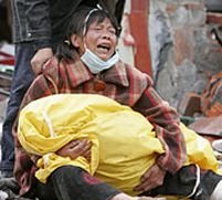 China după cutremur: Constructorii clădirilor prăbuşite ar putea fi condamnaţi la moarte