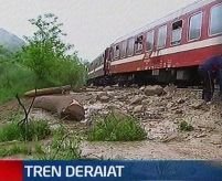 Bistriţa. Un tren de persoane a deraiat din cauza aluviunilor ajunse pe calea ferată