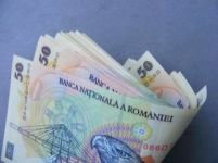 Jumătate din banii românilor provin din prime
