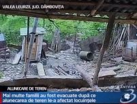 Dâmboviţa. Mai multe case sunt puse în pericol de alunecările de teren din Valea Leurzii