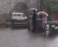 Inundaţii în Petroşani. Două cartiere, izolate de ape după surparea unui dig