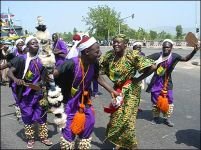 Paradă în ritmuri africane pe străzile Bucureştiului