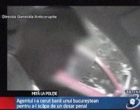 Bucureşti. Poliţist de la Brigada Rutieră, prins luând mită 2.000 de euro