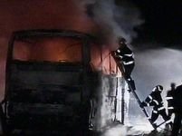Autobuz în flăcări, pe şoseaua Piteşti - Drăgăşani. Nimeni nu a fost rănit <font color=red>(VIDEO)</font>