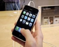Apple lansează noul iPhone, cu 3G şi la preţ redus