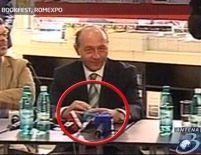Plictiseală prezidenţială. Traian Băsescu se joacă cu microfonul Antenei 3 <font color=red>(VIDEO)</font>