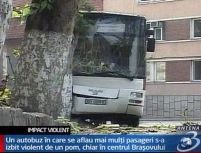 Şase oameni răniţi după un accident de autobuz în centrul Braşovului