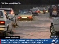 Ploi abundente în ţară: Circulaţie întreruptă şi gospodării fără curent electric