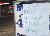 Marea Britanie. Staţiile de benzină duc lipsă de carburant în grevei şoferilor de camioane-cisternă