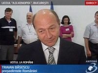 <font color=red>Votul politicienilor.</font> Preşedintele Băsescu şi familia s-au prezentat la urne