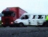 Grav accident de microbuz la Arad. Un bărbat a murit şi doi sunt răniţi