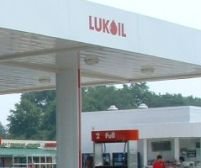 Lukoil a majorat preţurile la carburanţi, cu până la 12 bani pe litru