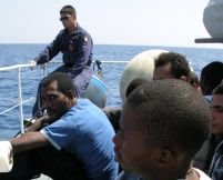 Italia, criticată de C.E. pentru măsurile dure anti-imigranţi. Maroni contraatacă