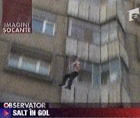 Cluj. Un bărbat a căzut în gol de la etajul şase, aterizând lângă salteaua de protecţie (VIDEO)